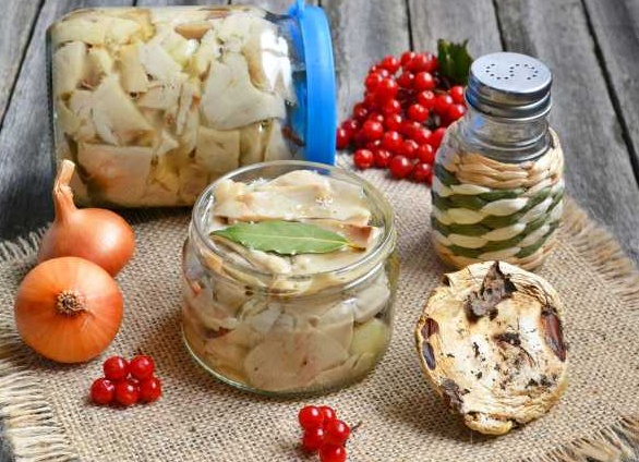 Соленые грузди горячим способом