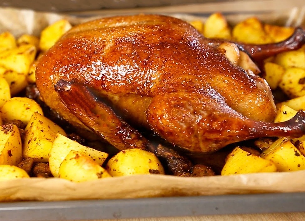 Утка в духовке с яблоками и черносливом