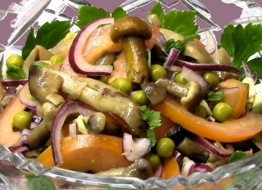 Салат из маринованных грибов