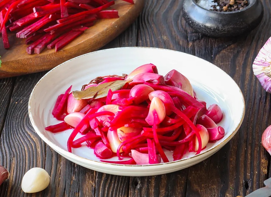 Маринованный чеснок зубчиками со свёклой