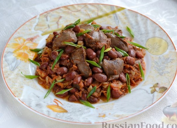 Куриная печень с фасолью